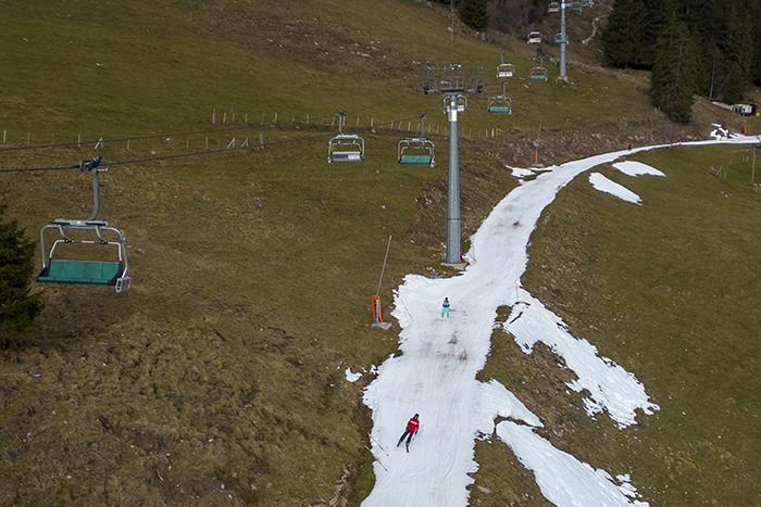 欧洲极端暖冬 阿尔卑斯山滑雪场满眼绿色