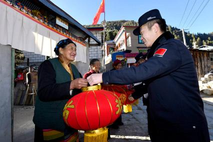 西藏移民警察向护边藏族阿妈送去新春祝福