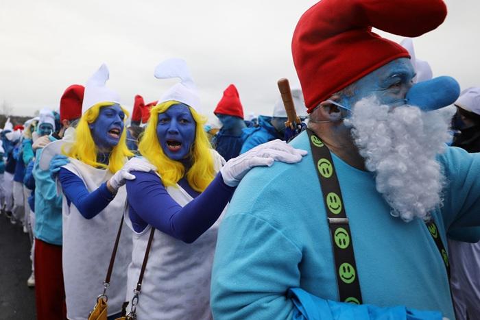 法国民众扮蓝精灵试图打破世界纪录