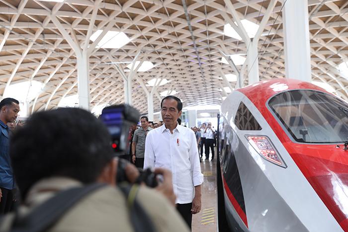 印尼总统佐科乘坐雅万高铁
