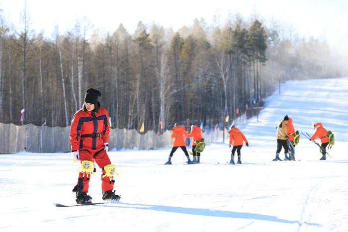 中国最北滑雪场开启2023年初冬首滑