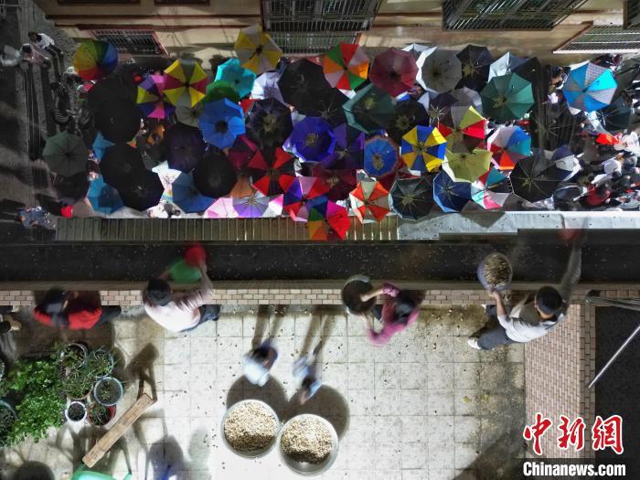 广东普宁乡村民众“抢花生”接祝福