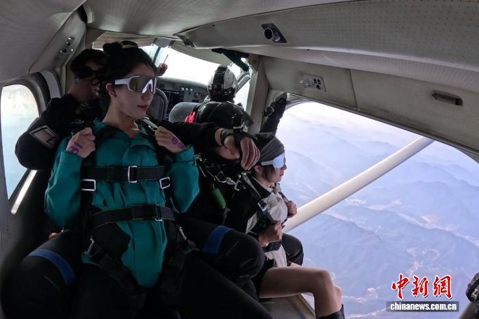 浙江建德：冬季跳伞热度高客户数翻番