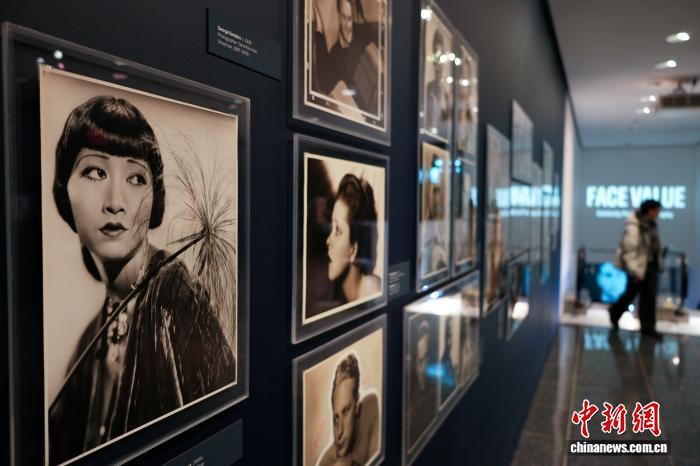 中国侨网当地时间2月25日，好莱坞历史上第一位华裔女星黄柳霜的肖像照片展呈在早期好莱坞影星肖像摄影展中。当日，《面孔价值——名人新闻摄影》展览在美国纽约现代艺术博物馆举行，展览从新闻摄影的角度探讨20世纪好莱坞明星制度的造星机制，揭示了早期名人形象的构建过程。   中新社记者 廖攀 摄