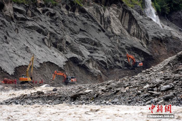 西藏吉隆泥石流灾害核心区救援陆路通道已基本打通