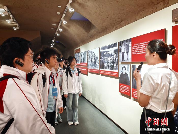 港澳青少年升旗队代表在北京参观抗战遗址
