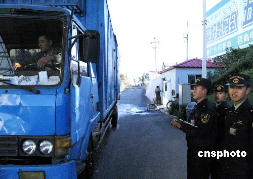 图:丹东中朝边境易货贸易正常进行