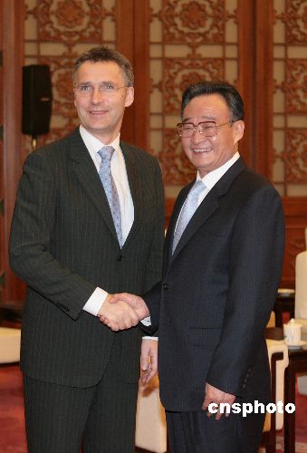 图吴邦国会见挪威首相斯托尔滕贝格