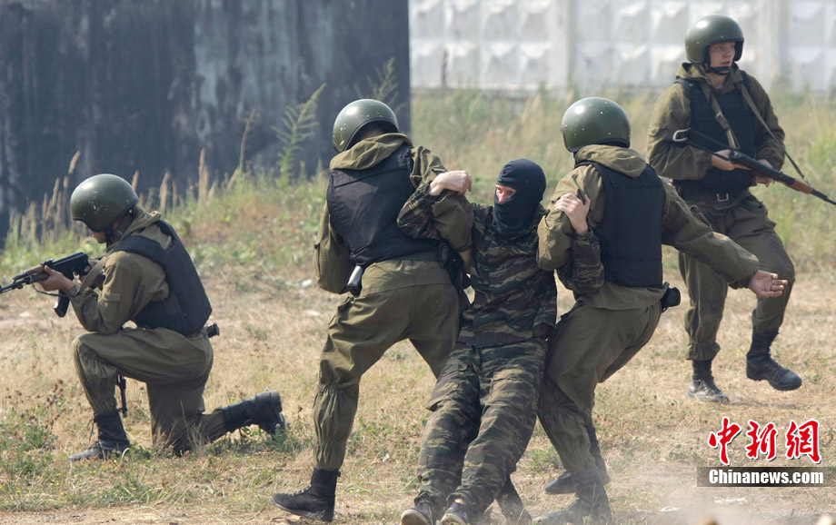 俄罗斯特种部队公开展示战斗技能
