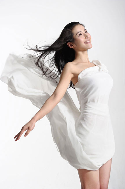 篮球宝贝广告大秀紧致丝滑皮肤