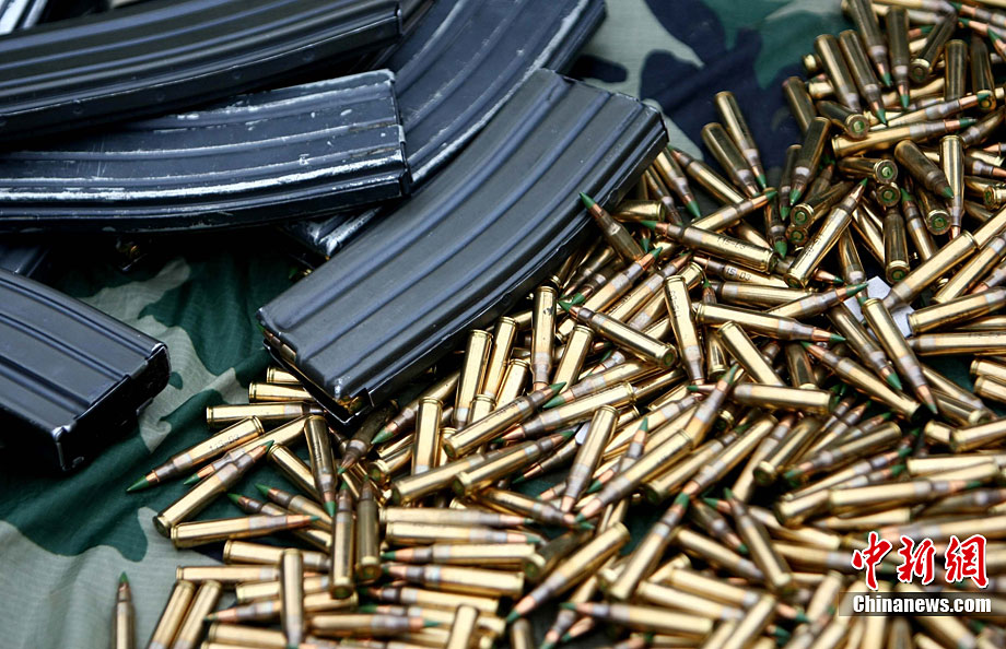 中泰反恐联训泰方队员m16步枪实弹速射