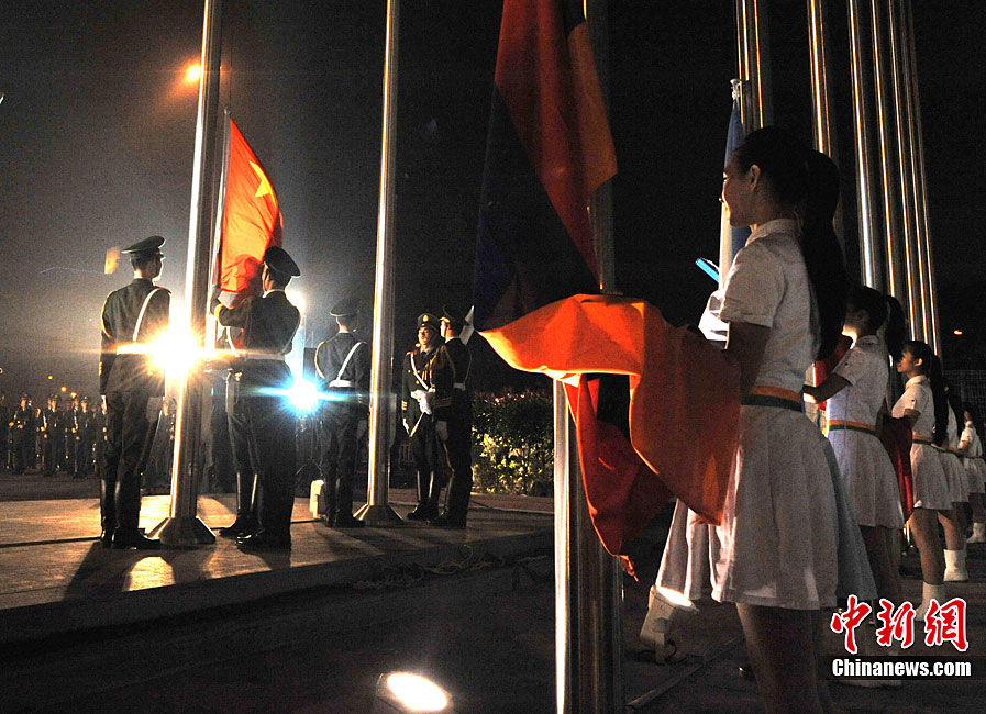 上海世博会半夜举行闭园降旗仪式