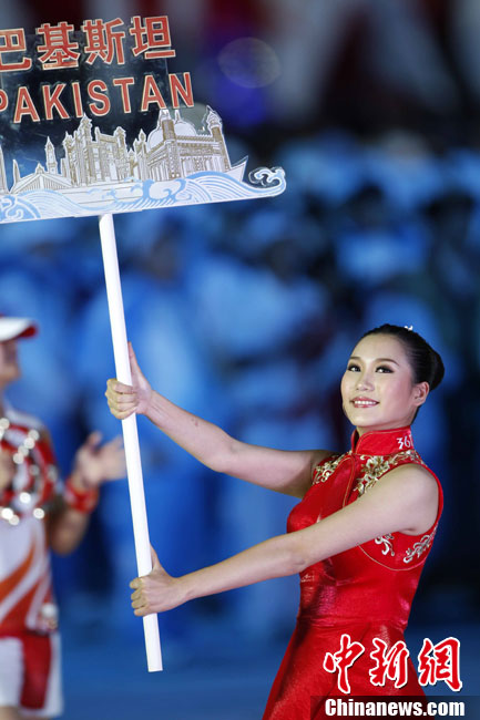 亚运图刊花容开幕式上的美丽引导员