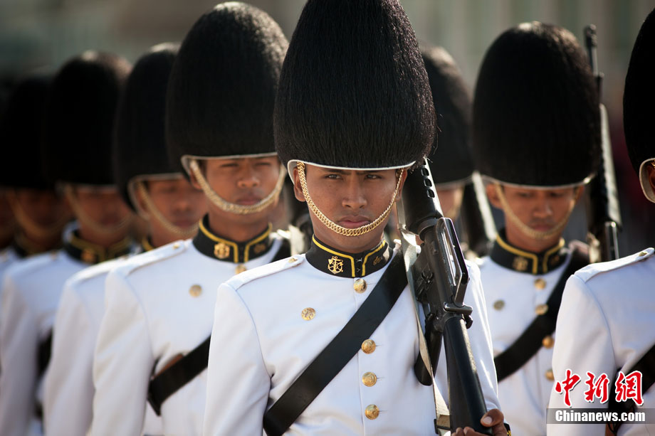 泰国皇家卫队士兵着彩装游行为国王庆生