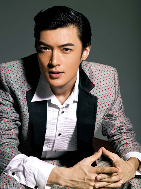 近日,纪宁应邀为香港时尚杂志拍摄了一组新的写真