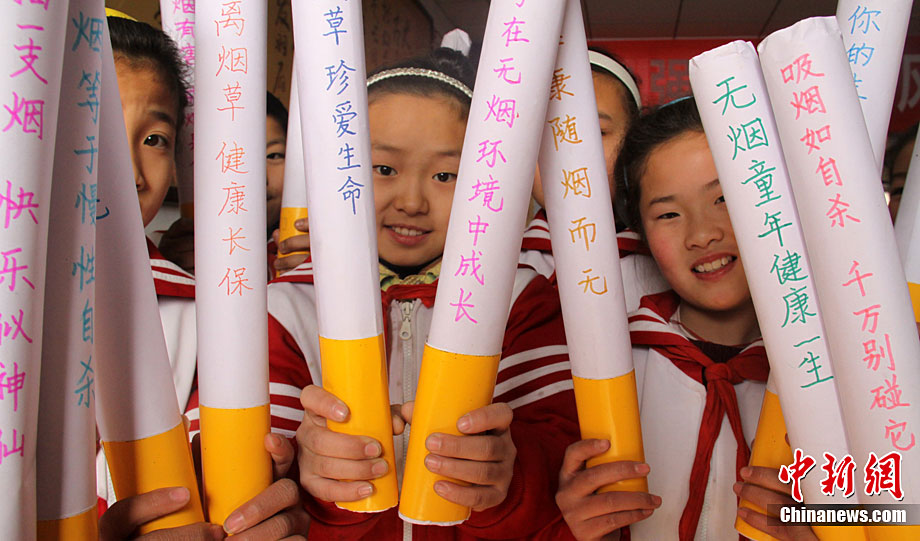 小学生制作新年香烟礼物宣传禁烟