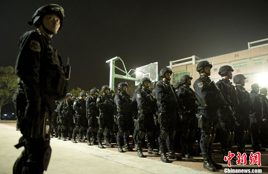1月8日凌晨1点,广东东莞,500多名荷枪实弹的公安民警,武警,特警突袭