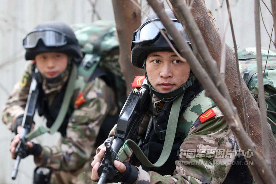 武警特战部队进入丛林复杂地域演练战术