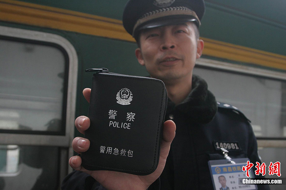 铁路乘警配发急救包 可做小型外科手术