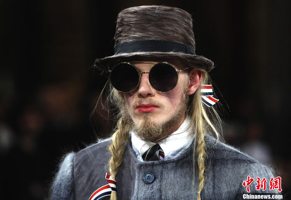 巴黎时装周上的扑克脸