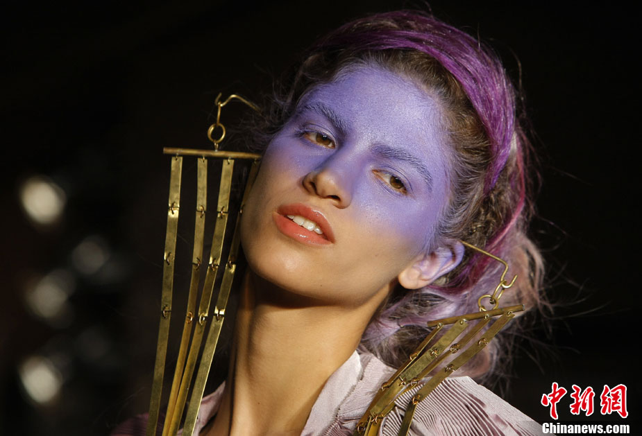 巴黎时装周上的扑克脸