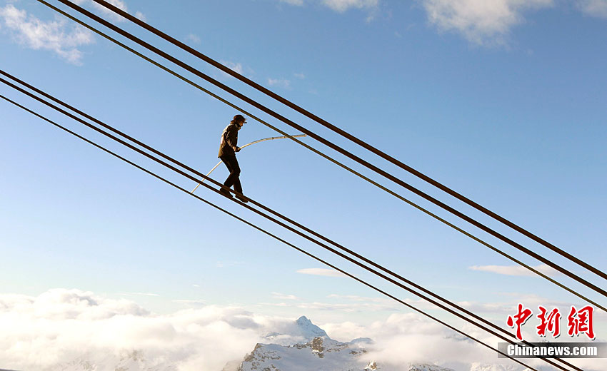 瑞士著名杂技演员三千米高空走钢丝