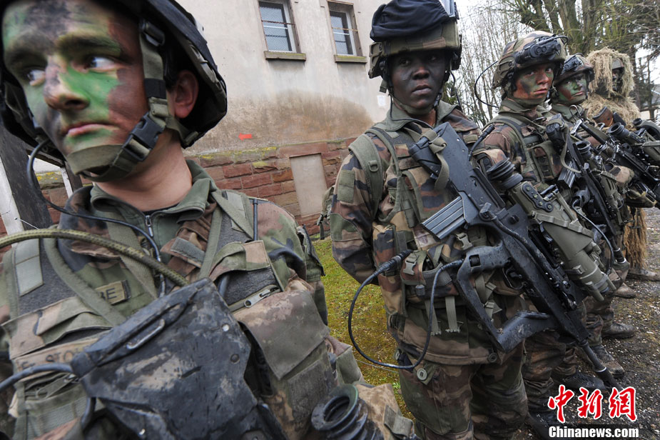 法国步兵团举行战术演练