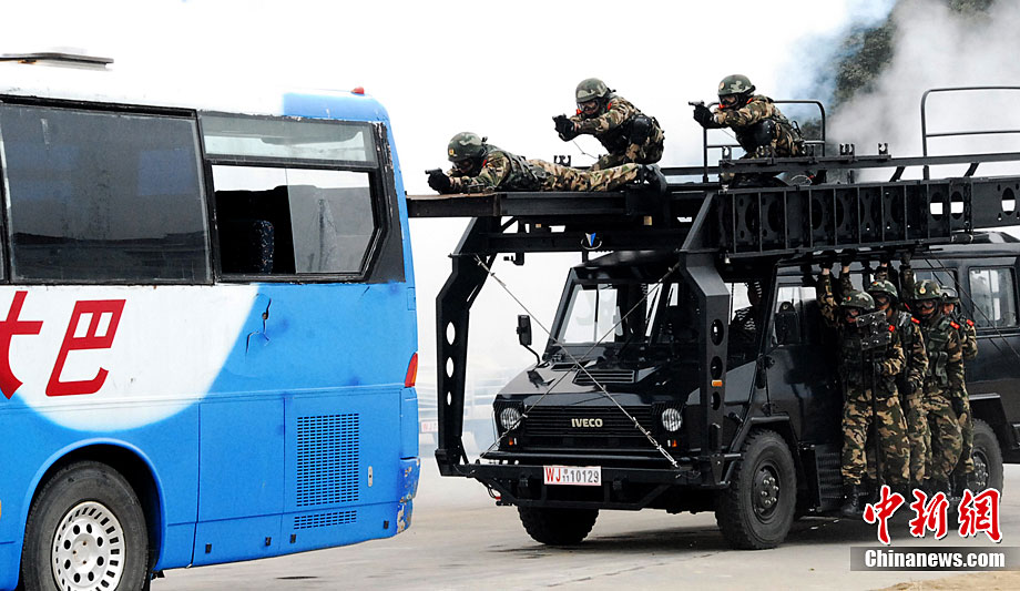 安徽武警举行交通工具反劫持大演习