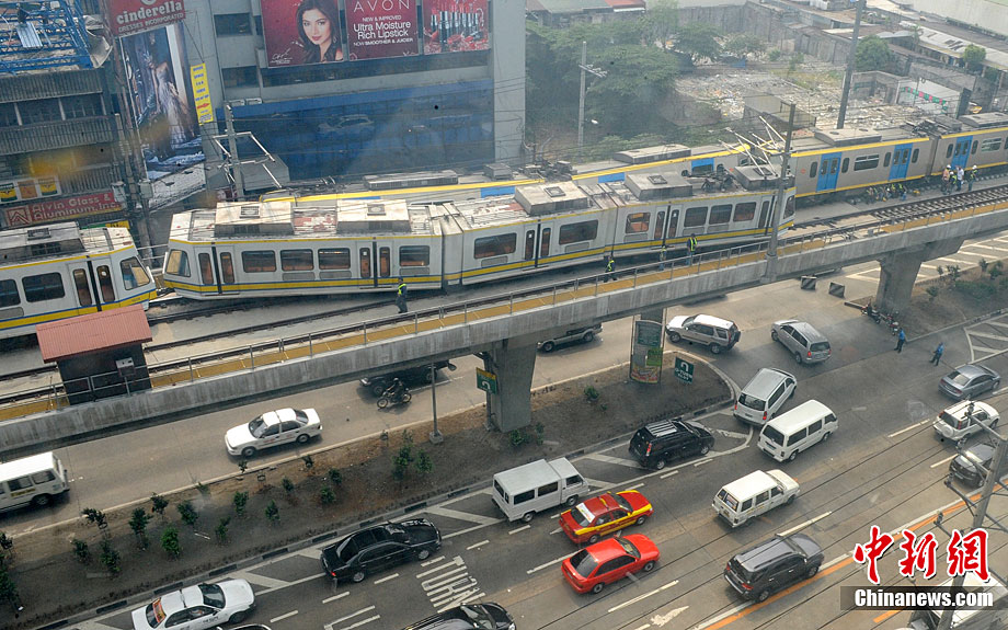 菲律宾两列轻轨列车相撞