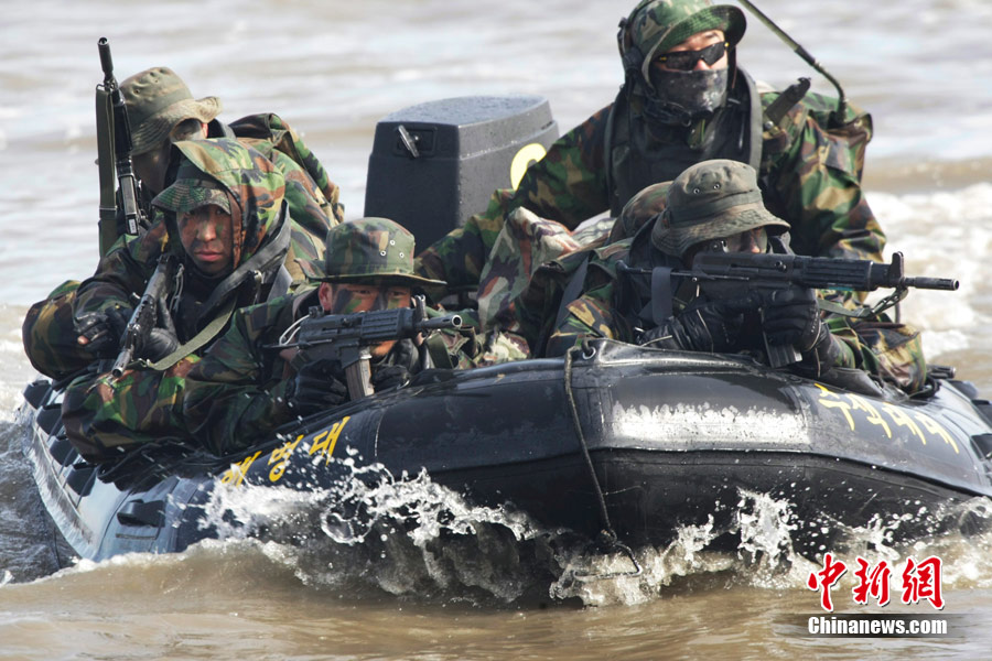 韩国海军陆战队进行军演