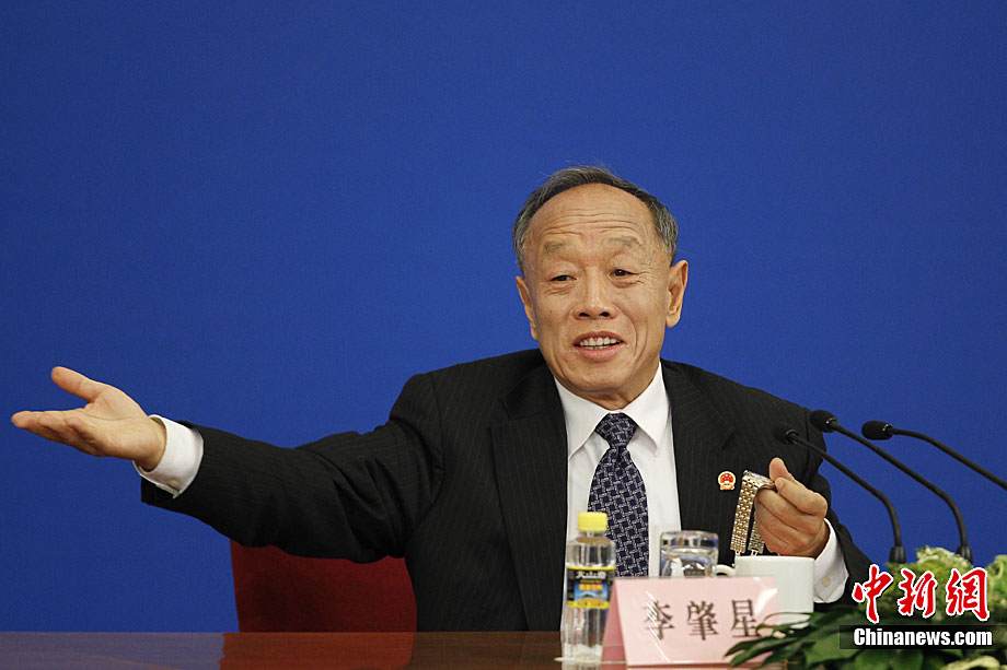 李肇星向记者表示歉意