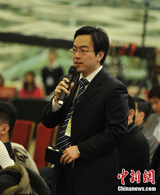 记者会主持人彭放