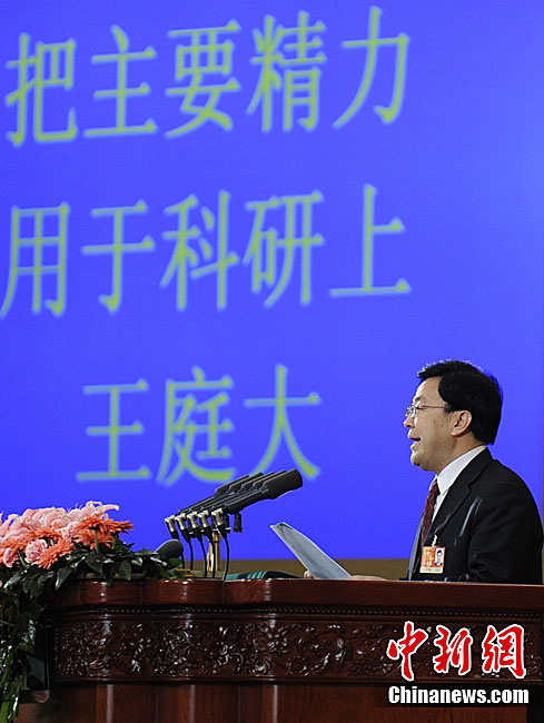 贵州省委书记栗战书回答记者提问