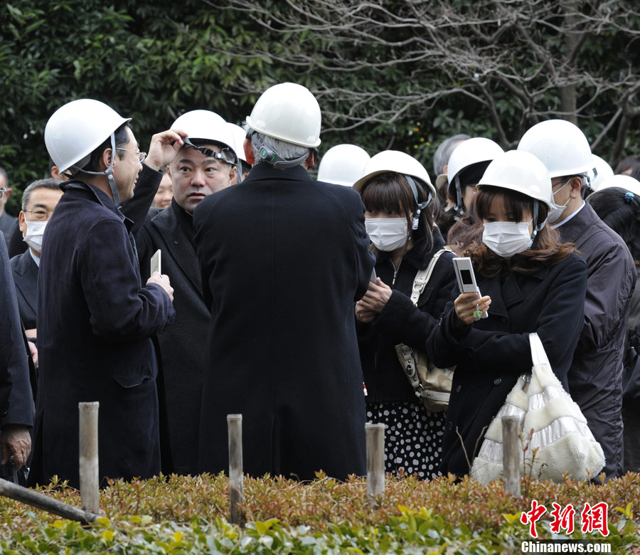 日本近海强烈地震海啸 民众戴安全帽避难