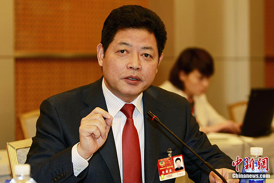 全国政协委员吕建中在会上讨论