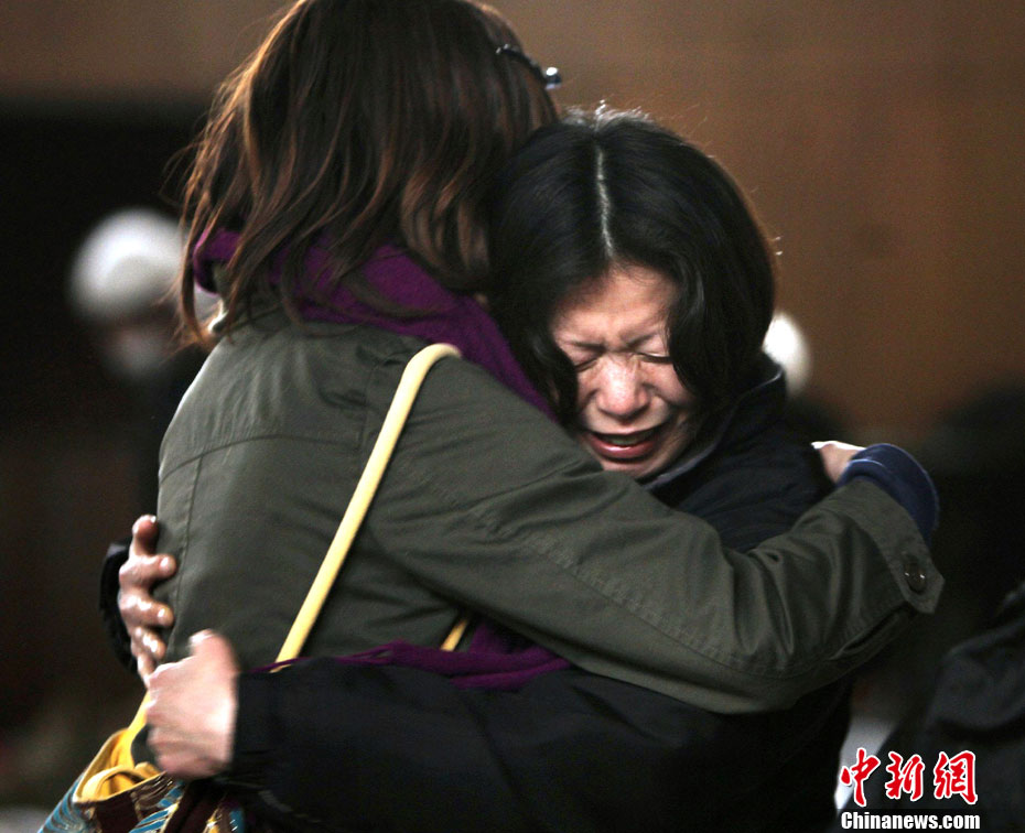 大地震图刊拥抱抚慰大地之殇