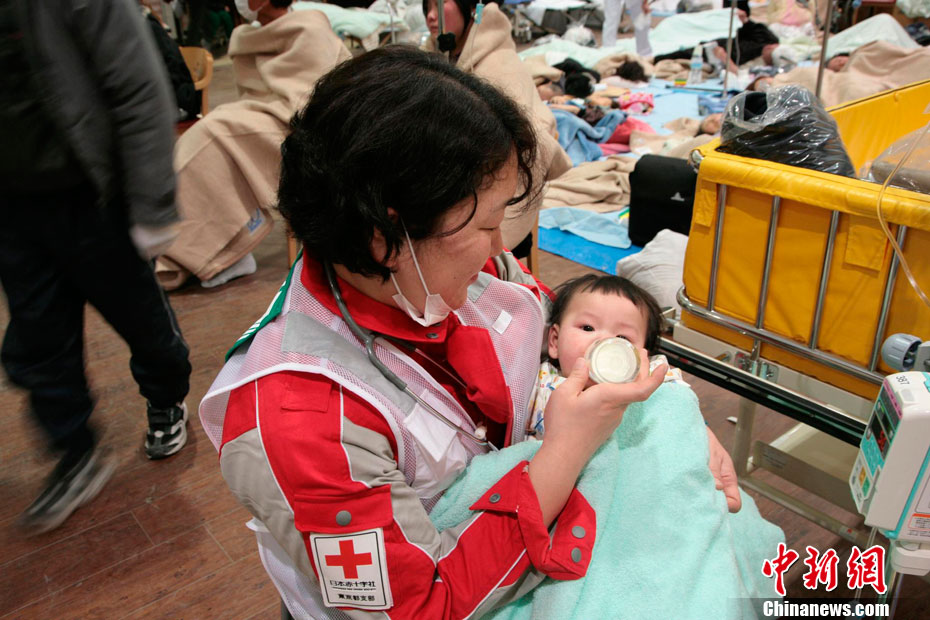 大地震图刊拥抱抚慰大地之殇