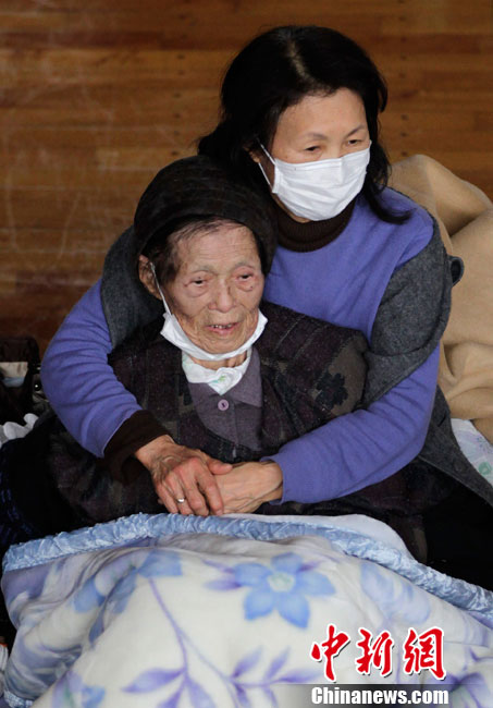 大地震图刊拥抱抚慰大地之殇