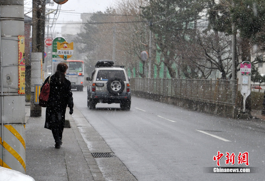 日本新潟市降下大雪