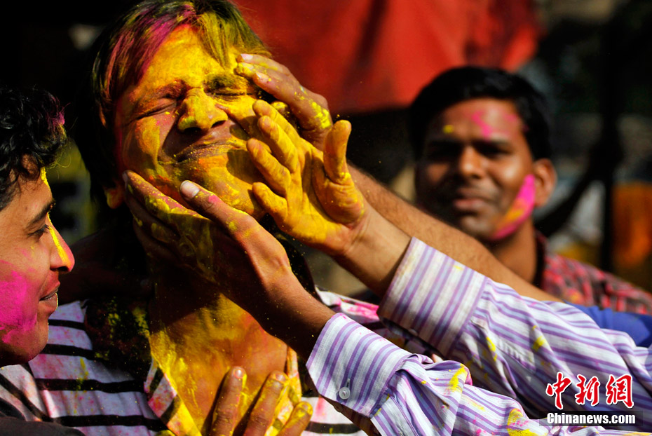 印度欢庆洒红节五彩斑斓迎新春