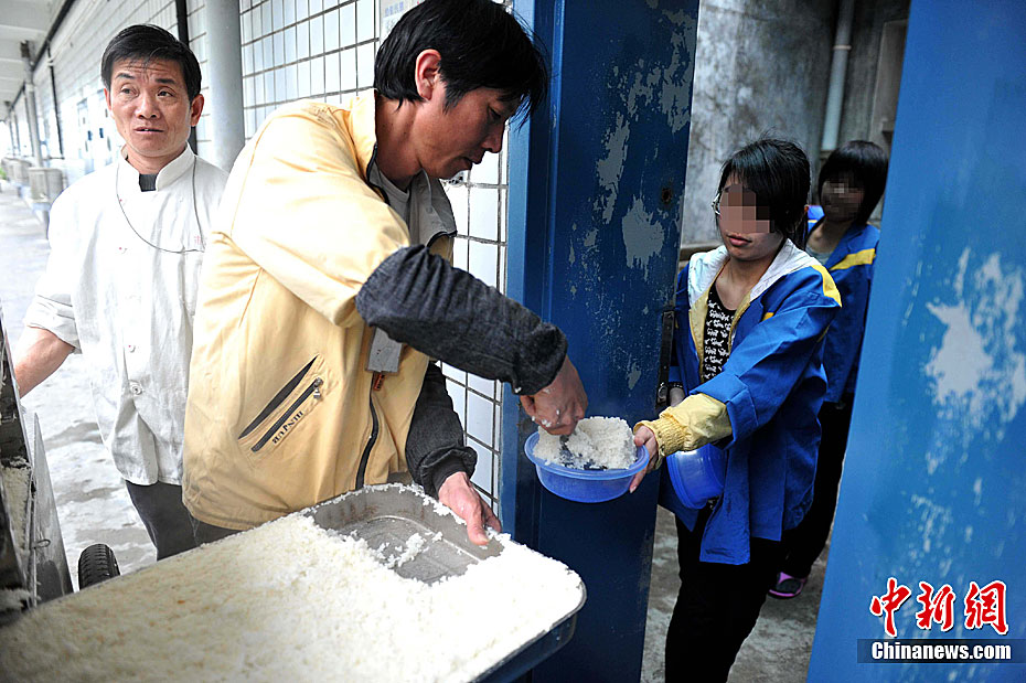 记者走进福州市第二看守所女子监区,拍摄了一组花季少女的监区生活