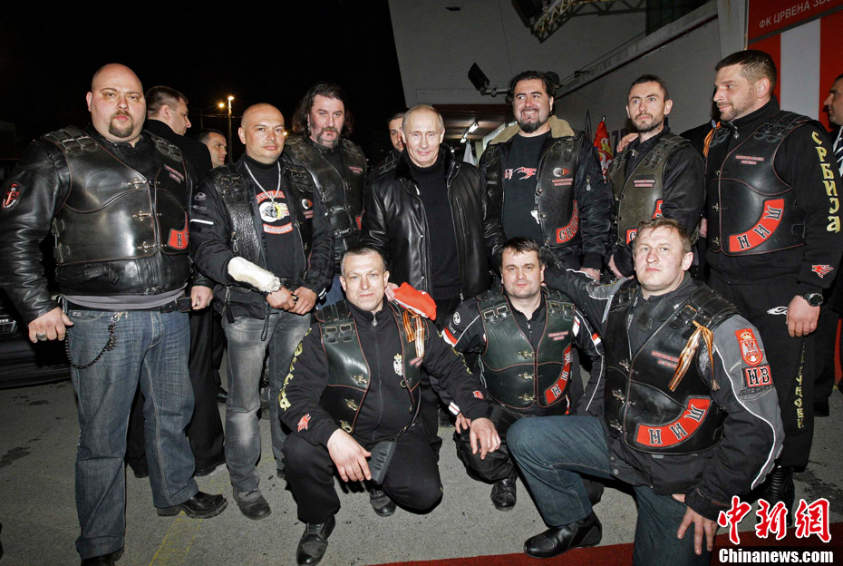 俄总理普京与飞车党看球身穿皮衣英气逼人