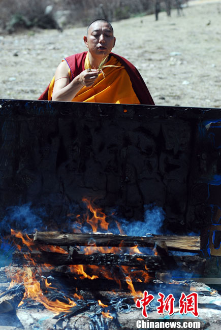 云南香格里拉松赞林寺活佛为藏民祈福