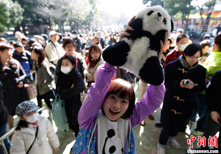 中国旅日大熊猫“仙女”亮相东京 游客等待开园