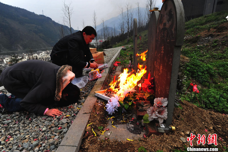 清明节祭扫震中映秀遇难者公墓
