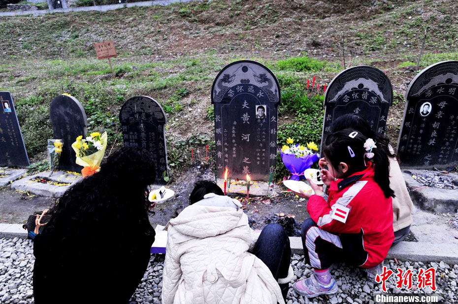 清明节祭扫震中映秀遇难者公墓