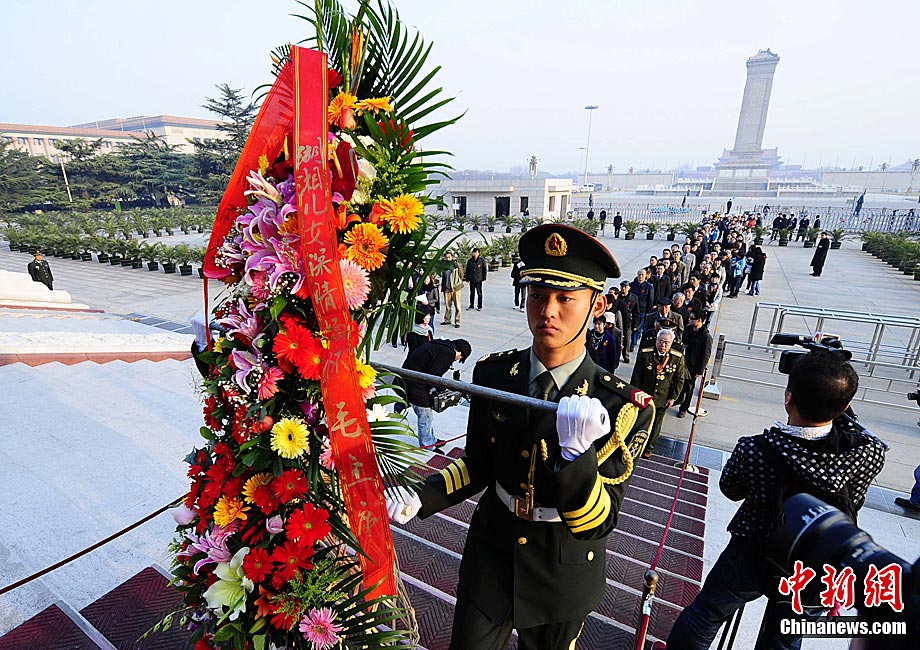 4月5日清明节上午,来自毛主席故乡的湖南人民集体进京,在毛主席纪念堂