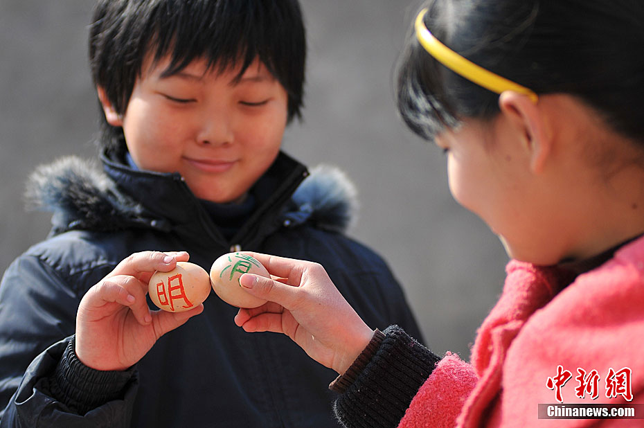 山东青州小朋友清明节碰鸡蛋