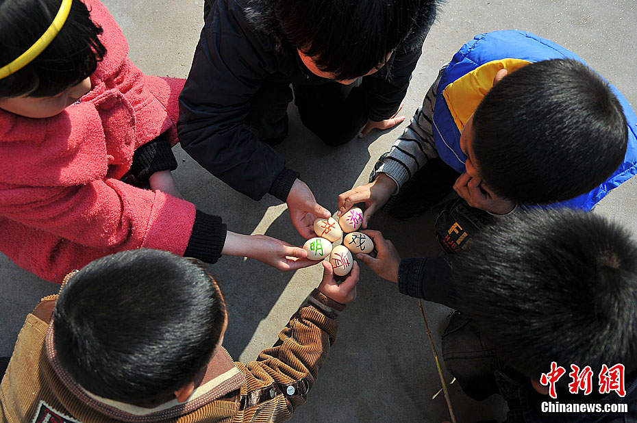 山东青州小朋友清明节碰鸡蛋