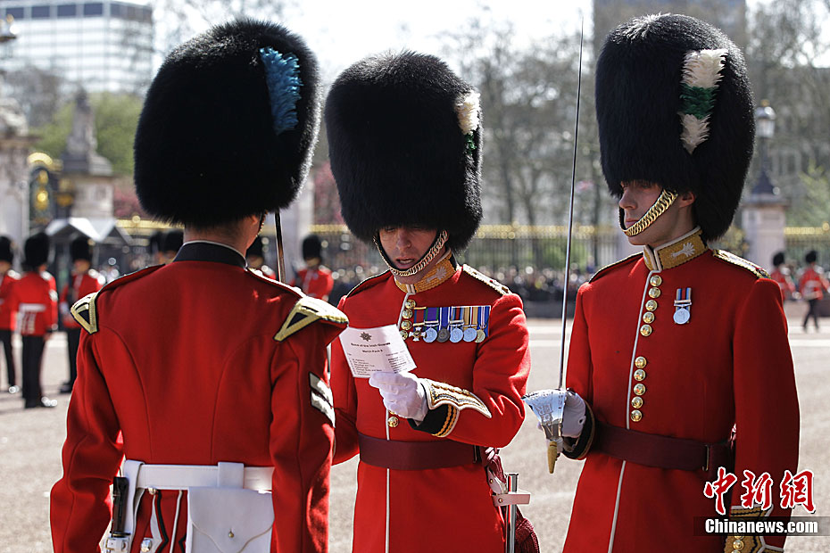英国白金汉宫前举行皇室卫兵换岗仪式
